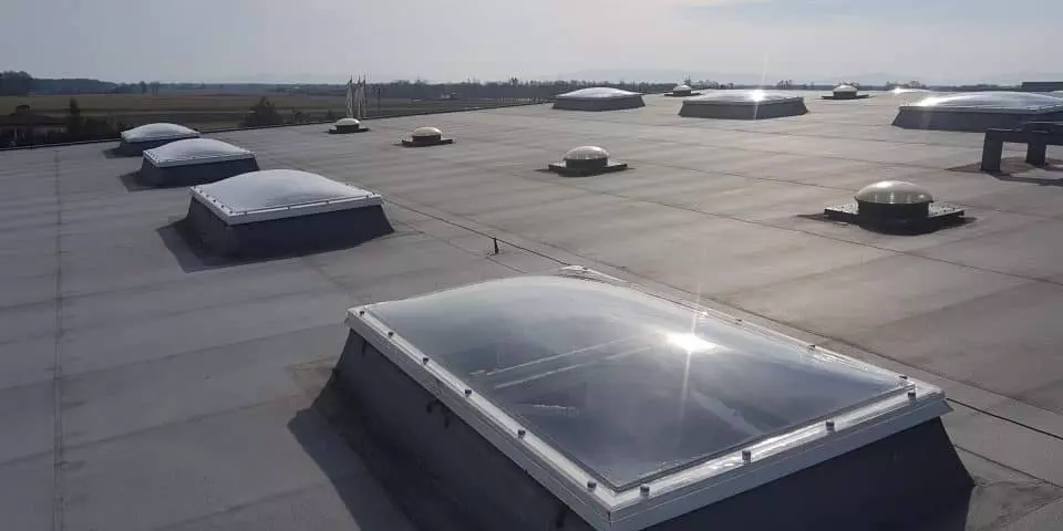 Umieszczanie świetlików kopułowych na dachach płaskich