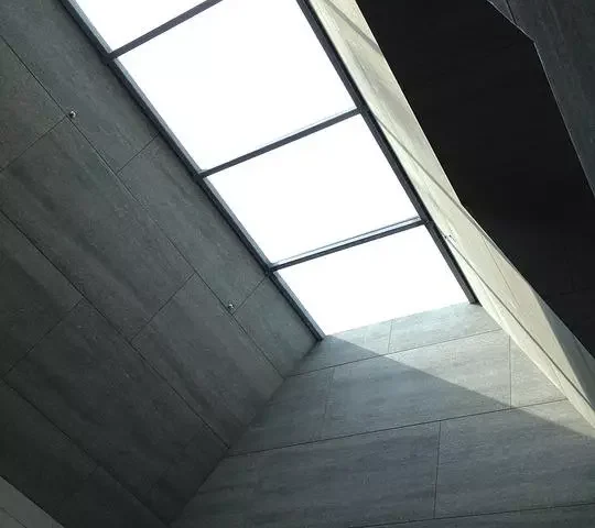 Dobieranie oświetlenia z dachu – świetlik do domu czyli świetlik w domu nam oświetla