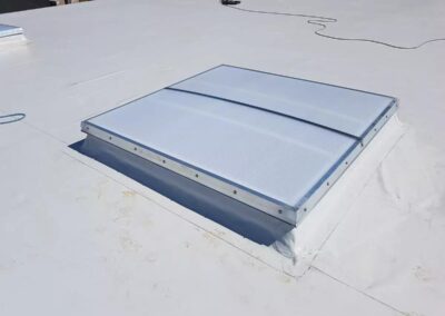 Dach płaski z zamontowaną kopułą poliwęglanową.