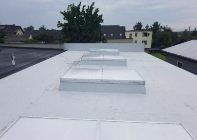 Świetliki Przemysłowe zamontowane na dachu płaskim hali produkcyjnej