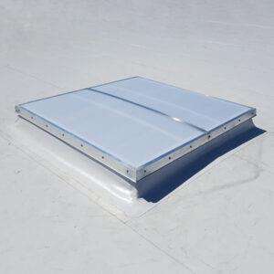 Świetlik dachowy 100×100 otwierany elektrycznie podstawa prosta