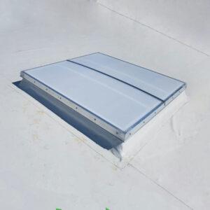 Świetlik dachowy 100×100 otwierany elektrycznie podstawa skośna